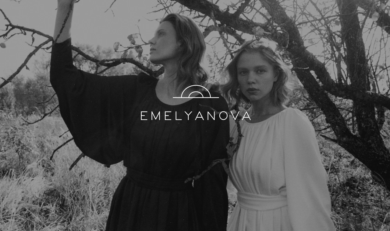 Две героини в чёрном и белом платьях EMELYANOVA среди ветвей дерева